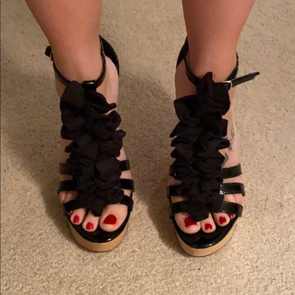 Fergie size 7 black Henney strap platform heels - Picture 5 of 6